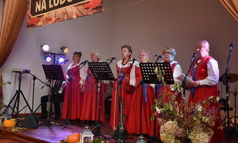 „Jesień na ludowo” – spotkanie zespołów śpiewaczych w Gronowie